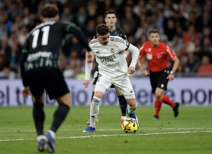Arda Guler lập si&ecirc;u phẩm ở Bernabeu, Real Madrid đại thắng Elche - Ảnh 2.