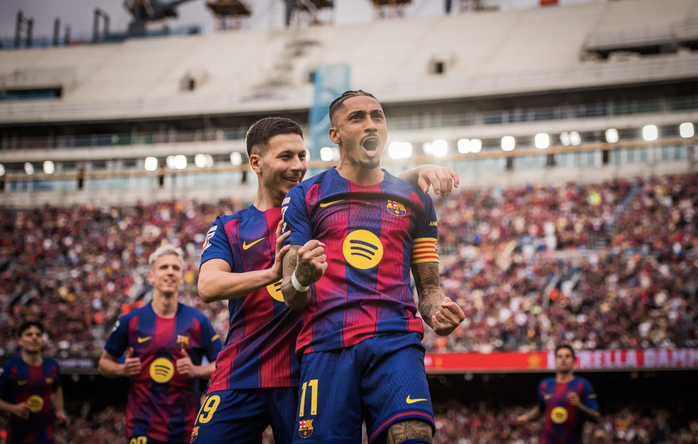 Barcelona thắng "5 sao" Sevilla với hat-trick của Raphinha - Ảnh 1.