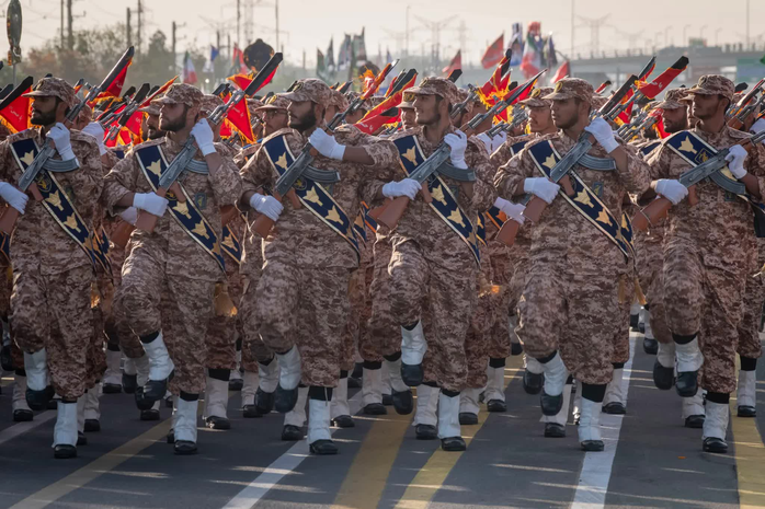 Vì sao Mỹ "nương tay" cho quân đội chính quy Iran? - Ảnh 1.