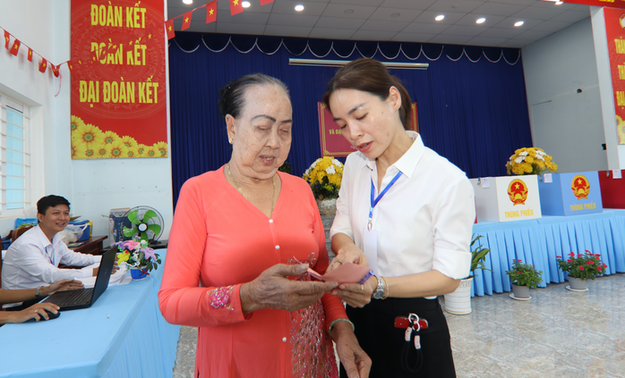 Cử tri xã đảo Thạnh An hào hứng tham gia bầu cử đại biểu Quốc hội năm 2026 - Ảnh 4. Cử tri xã đảo Thạnh An hào hứng tham gia bầu cử đại biểu Quốc hội năm 2026 - Ảnh 4.