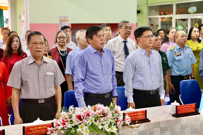 H&igrave;nh ảnh l&atilde;nh đạo, nguy&ecirc;n l&atilde;nh đạo Đảng, nh&agrave; nước, TPHCM đi bầu cử - Ảnh 22.