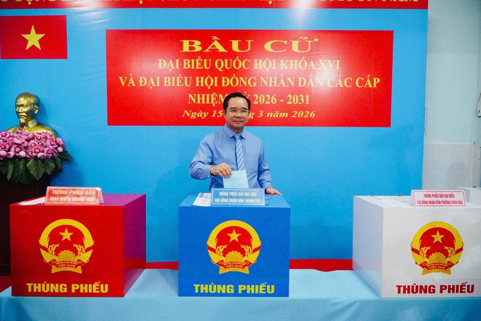 H&igrave;nh ảnh l&atilde;nh đạo, nguy&ecirc;n l&atilde;nh đạo Đảng, nh&agrave; nước, TPHCM đi bầu cử - Ảnh 14.