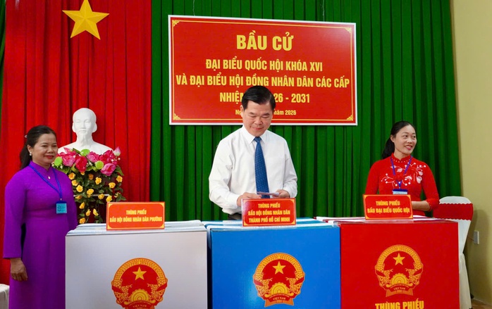 H&igrave;nh ảnh l&atilde;nh đạo, nguy&ecirc;n l&atilde;nh đạo Đảng, nh&agrave; nước, TPHCM đi bầu cử - Ảnh 13.