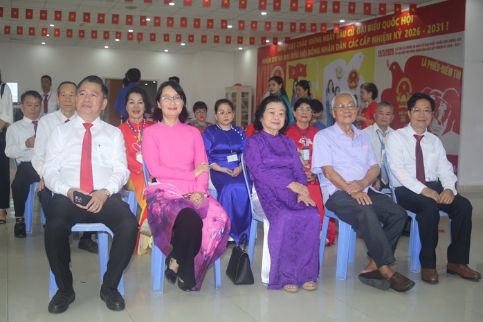 H&igrave;nh ảnh l&atilde;nh đạo, nguy&ecirc;n l&atilde;nh đạo Đảng, nh&agrave; nước, TPHCM đi bầu cử - Ảnh 16.