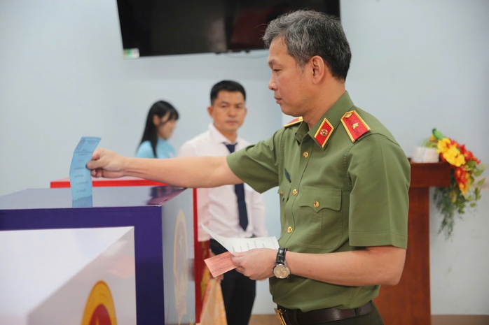 H&igrave;nh ảnh l&atilde;nh đạo, nguy&ecirc;n l&atilde;nh đạo Đảng, nh&agrave; nước, TPHCM đi bầu cử - Ảnh 25.