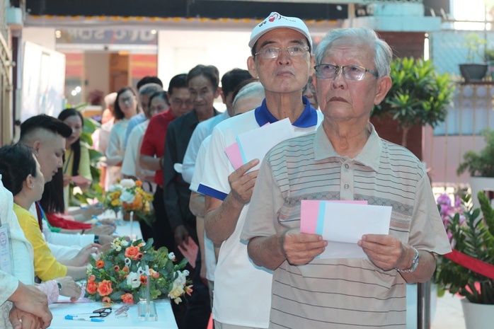 Đến 9 giờ, cử tri đi bầu đạt 13,46% - Ảnh 2.