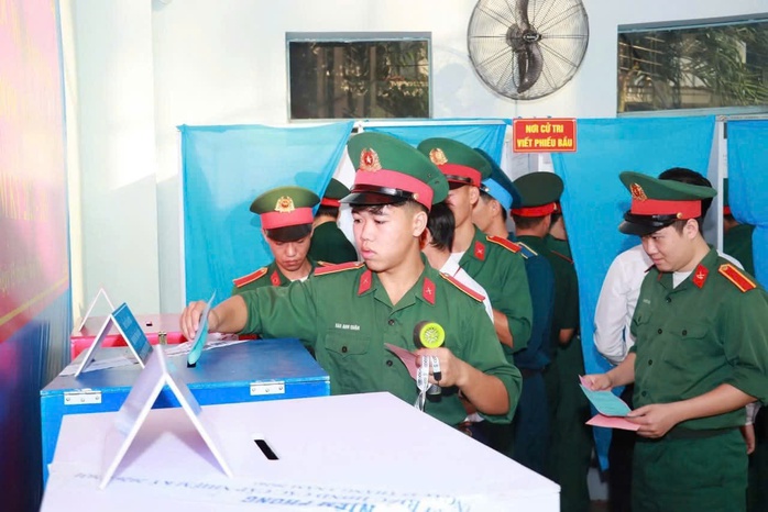 Đến 11 giờ 30, nhiều địa phương ở TP HCM đạt trên 70% cử tri đi bầu - Ảnh 1.