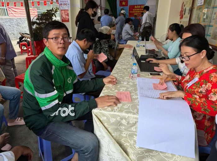 Đến 11 giờ 30, nhiều địa phương ở TP HCM đạt trên 70% cử tri đi bầu - Ảnh 2.