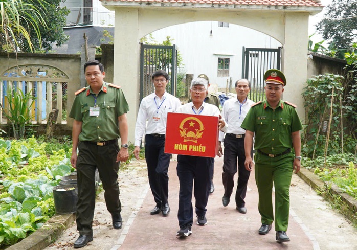 Cụ bà 116 tuổi ở Đà Nẵng tự tay bỏ phiếu tại nhà trong ngày bầu cử 2026 - Ảnh 2. Cụ bà 116 tuổi ở Đà Nẵng tự tay bỏ phiếu tại nhà trong ngày bầu cử 2026 - Ảnh 2.