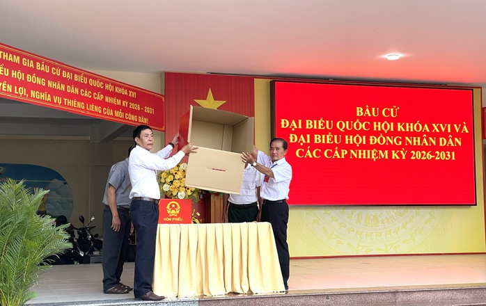 Cử tri TP Cần Thơ , Vĩnh Long n&ocirc; nức đi bầu cử trong kh&ocirc;ng kh&iacute; phấn khởi - Ảnh 5.