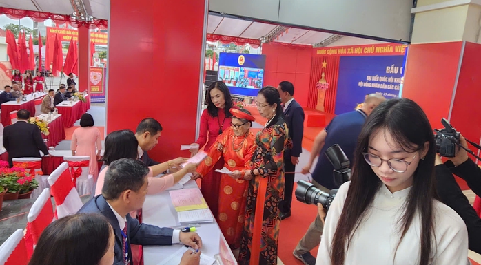 Cử tri cao tuổi Hải Phòng gương mẫu đi bỏ phiếu sớm trong bầu cử 2026 - Ảnh 3. Cử tri cao tuổi Hải Phòng gương mẫu đi bỏ phiếu sớm trong bầu cử 2026 - Ảnh 3.