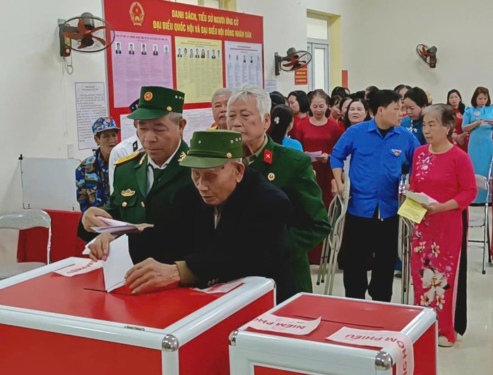 Cử tri cao tuổi Hải Phòng gương mẫu đi bỏ phiếu sớm trong bầu cử 2026 - Ảnh 1. Cử tri cao tuổi Hải Phòng gương mẫu đi bỏ phiếu sớm trong bầu cử 2026 - Ảnh 1.