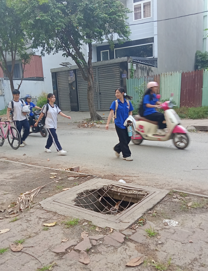 Hố ga nguy hiểm - Ảnh 1.