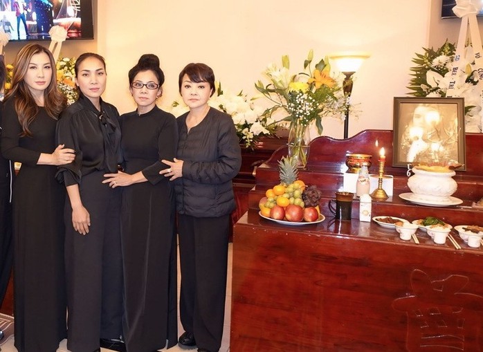 Ca sĩ B&iacute;ch Phương kh&oacute;c ngất trước linh cữu Kasim Ho&agrave;ng Vũ  - Ảnh 1.