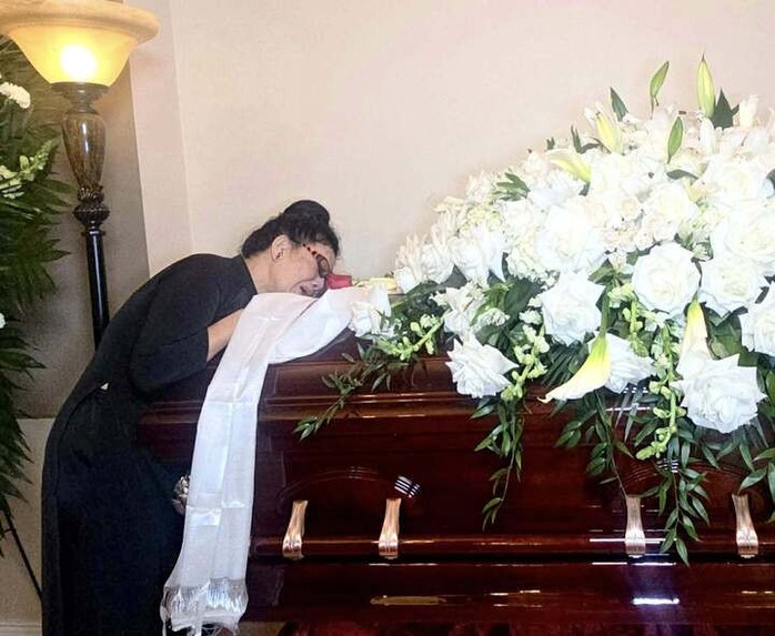 Ca sĩ B&iacute;ch Phương kh&oacute;c ngất trước linh cữu Kasim Ho&agrave;ng Vũ  - Ảnh 2.