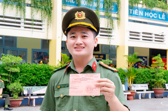 VIDEO: Cử tri trẻ h&aacute;o hức đi bỏ phiếu, lần đầu ti&ecirc;n được &ldquo;check in&rdquo; bầu cử - Ảnh 8.