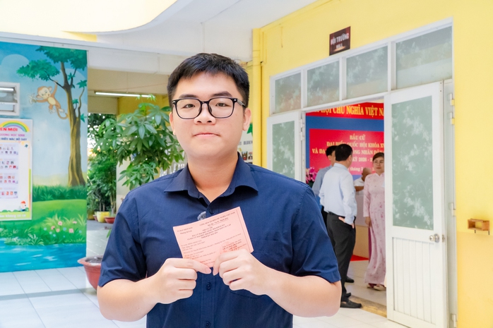 VIDEO: Cử tri trẻ h&aacute;o hức đi bỏ phiếu, lần đầu ti&ecirc;n được &ldquo;check in&rdquo; bầu cử - Ảnh 4.