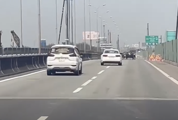 Ghi h&igrave;nh h&agrave;ng chục &ocirc; t&ocirc; kh&ocirc;ng xi-nhan khi chạy tr&ecirc;n cao tốc TPHCM - Dầu Gi&acirc;y - Ảnh 2.