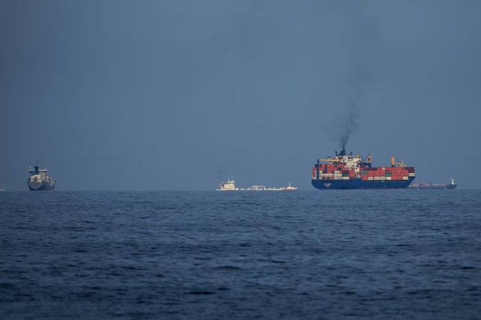 &Ocirc;ng Donald Trump tuy&ecirc;n bố bất ngờ về t&agrave;u chiến, Anh - Trung Quốc thận trọng - Ảnh 1.