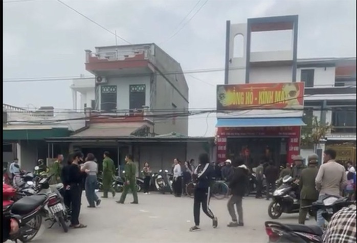 Chồng nổ súng sát hại vợ, dùng dao đâm tử vong 1 người đàn ông rồi - Ảnh 1.