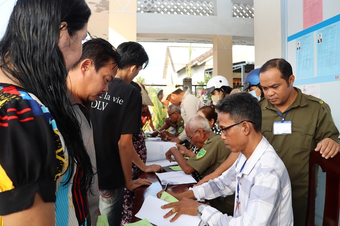 Cử tri TP Cần Thơ , Vĩnh Long n&ocirc; nức đi bầu cử trong kh&ocirc;ng kh&iacute; phấn khởi - Ảnh 14.