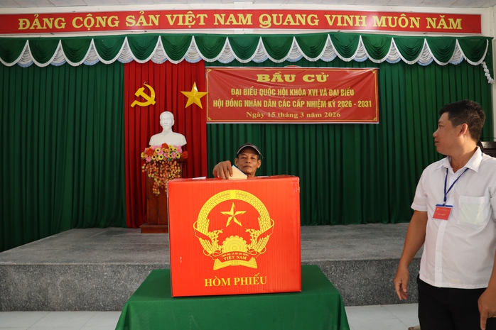 Cử tri TP Cần Thơ , Vĩnh Long n&ocirc; nức đi bầu cử trong kh&ocirc;ng kh&iacute; phấn khởi - Ảnh 15.