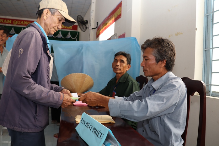 Cử tri TP Cần Thơ , Vĩnh Long n&ocirc; nức đi bầu cử trong kh&ocirc;ng kh&iacute; phấn khởi - Ảnh 13.