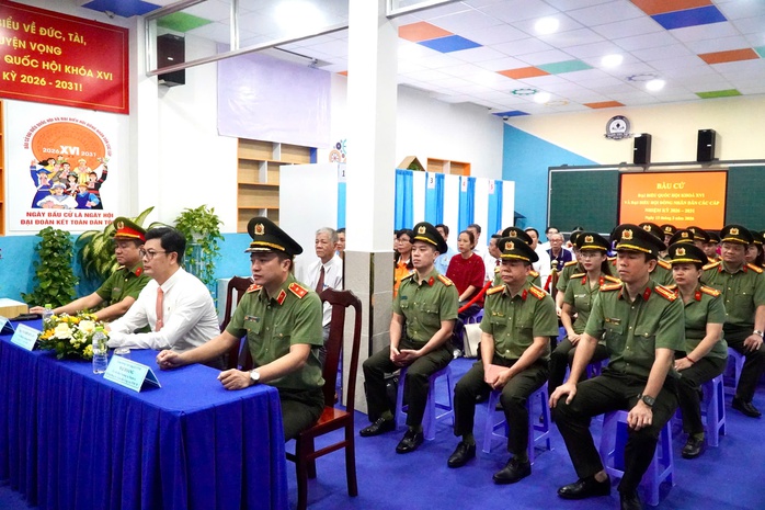 Công an TPHCM tham gia bầu cử - Ảnh 2.