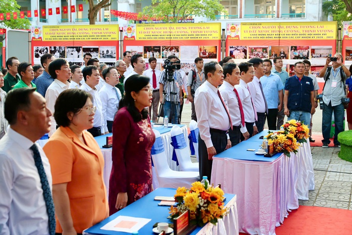 H&igrave;nh ảnh l&atilde;nh đạo, nguy&ecirc;n l&atilde;nh đạo Đảng, nh&agrave; nước, TPHCM đi bầu cử - Ảnh 2.