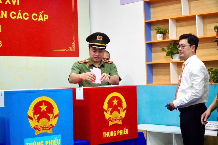 H&igrave;nh ảnh l&atilde;nh đạo, nguy&ecirc;n l&atilde;nh đạo Đảng, nh&agrave; nước, TPHCM đi bầu cử - Ảnh 24.