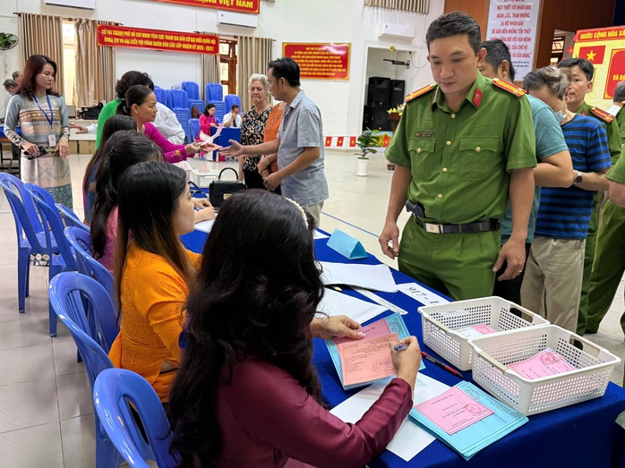 Công an TPHCM tham gia bầu cử - Ảnh 10.