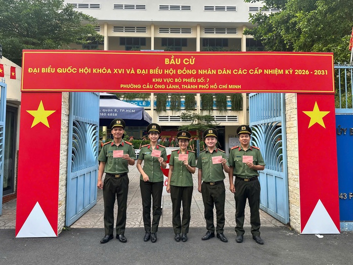 Công an TPHCM tham gia bầu cử - Ảnh 11.