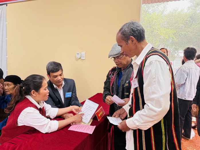  Nhiều nơi tỉ lệ cử tri đi bầu cử đạt 100% - Ảnh 3.