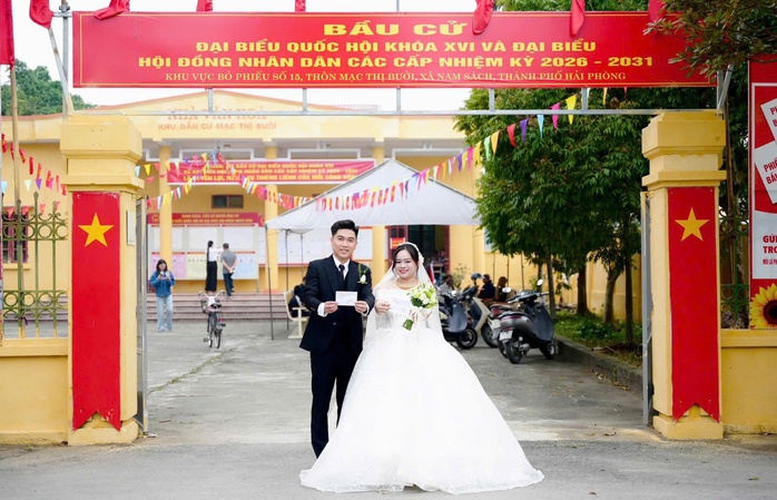 C&ocirc; d&acirc;u ch&uacute; rể mặc &aacute;o cưới đi bầu cử trong ng&agrave;y cưới 2026 - Ảnh 1.