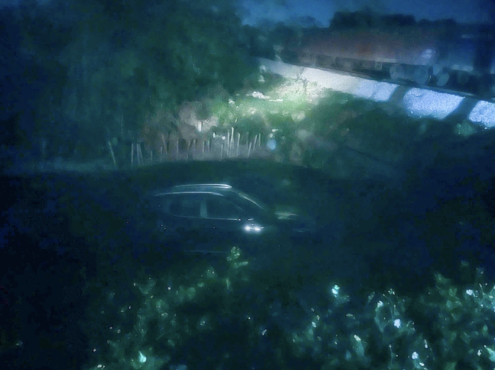 Tai nạn đường sắt nghiêm trọng: Ô tô bị tàu hỏa tông văng xuống mương nước - Ảnh 1. Tai nạn đường sắt nghiêm trọng: Ô tô bị tàu hỏa tông văng xuống mương nước - Ảnh 1.