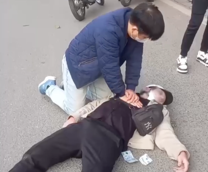 B&aacute;c sĩ &eacute;p tim cứu thanh ni&ecirc;n ngừng tuần ho&agrave;n tr&ecirc;n phố - Ảnh 1.