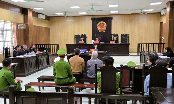 Một gi&aacute;m đốc khai th&aacute;c c&aacute;t thu lợi hơn 12 tỉ đồng bị tuy&ecirc;n phạt 6 năm t&ugrave; - Ảnh 1.