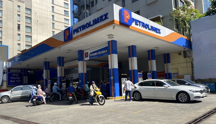 Chỉ đạo của Chủ tịch UBND TPHCM li&ecirc;n quan đến t&igrave;nh h&igrave;nh biến động giá xăng dầu - Ảnh 1.