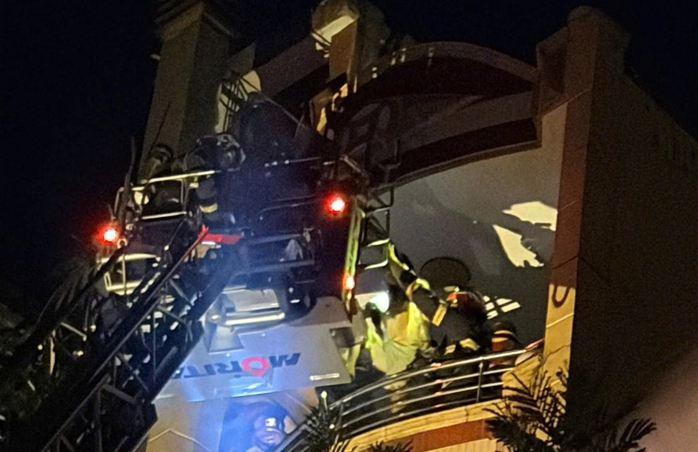 Ch&aacute;y nh&agrave; 6 tầng ở TPHCM: Cứu 5 người an to&agrave;n trong vụ hỏa hoạn lớn - Ảnh 1.