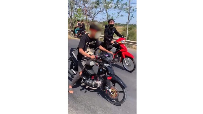 Gia Lai: Truy tìm nhóm thanh niên “đua kéo”, nẹt pô trên đường Trường Sơn Đông - Ảnh 1.