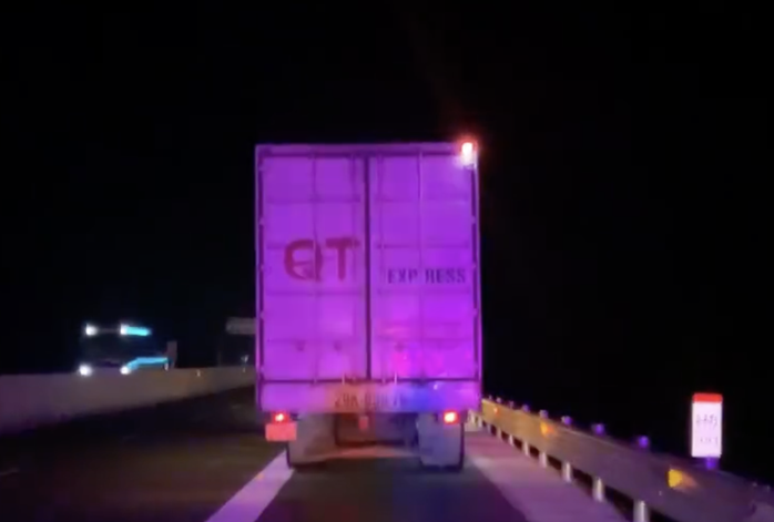 CSGT xử l&yacute; 60 t&agrave;i xế dừng, đỗ tr&ecirc;n cao tốc để ngủ, đi vệ sinh - Ảnh 1.