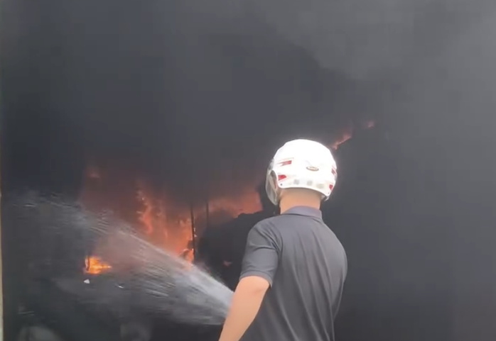 Cháy xưởng sản xuất phao ở TPHCM: Nguyên nhân và thiệt hại năm 2026 - Ảnh 1. Cháy xưởng sản xuất phao ở TPHCM: Nguyên nhân và thiệt hại năm 2026 - Ảnh 1.