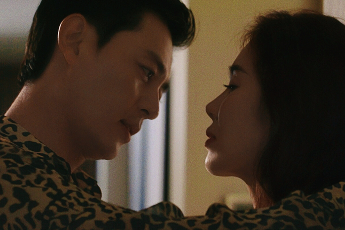 L&ecirc; Phương lả lơi, n&oacute;ng bỏng nhưng Quốc Huy nh&igrave;n l&agrave; cười - Ảnh 1.