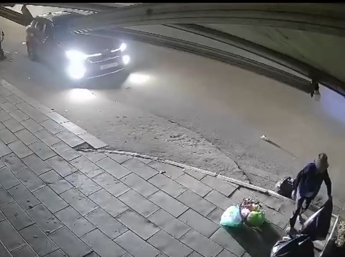 T&agrave;i xế xe &ocirc; t&ocirc; rời khỏi hiện trường sau tai nạn l&agrave;m phụ nữ bị thương tại Hải Ph&ograve;ng - Ảnh 1.