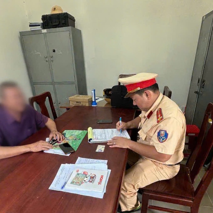 Từ clip người dân đăng tải, Công an tỉnh Tây Ninh xử phạt tài xế chạy ngược chiều - Ảnh 1.