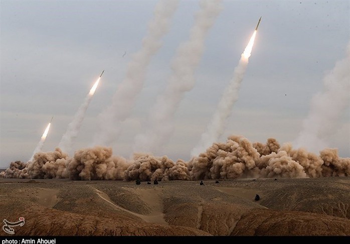 Iran tuyên bố làm nổ kho đạn Mỹ ở UAE, tàu chở dầu trúng không kích ở vịnh Oman - Ảnh 2.