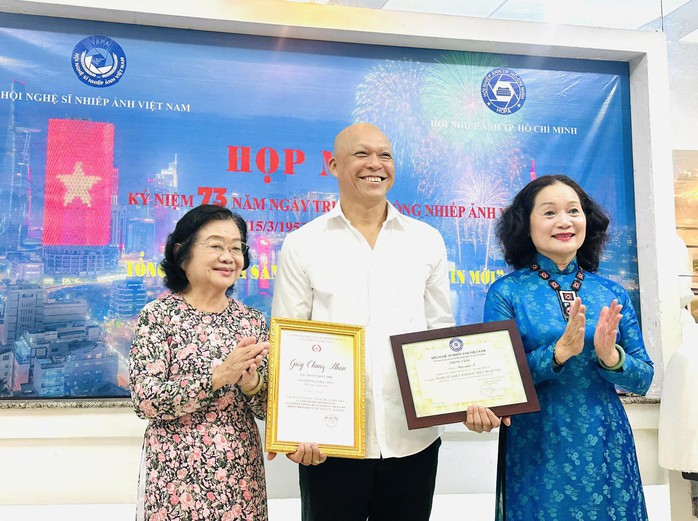 Nguyễn &Aacute; nhận tước hiệu Nghệ sĩ Nhiếp ảnh đặc biệt xuất sắc E.VAPA/G Hội Nghệ sĩ Nhiếp ảnh Việt Nam - Ảnh 1.