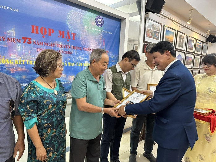 Nguyễn &Aacute; nhận tước hiệu Nghệ sĩ Nhiếp ảnh đặc biệt xuất sắc E.VAPA/G Hội Nghệ sĩ Nhiếp ảnh Việt Nam - Ảnh 2.