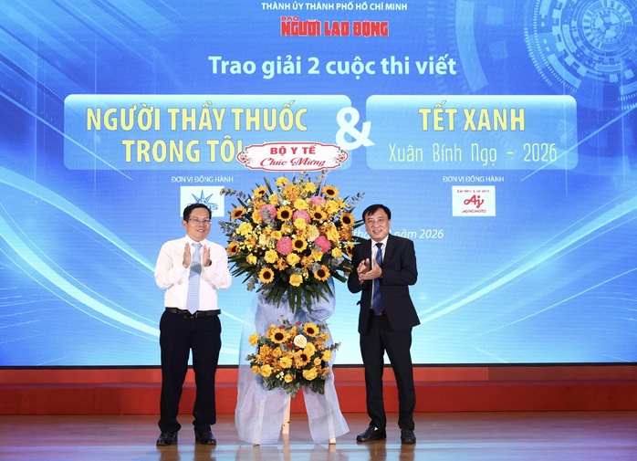 TRAO GIẢI CUỘC THI VIẾT &ldquo;NGƯỜI THẦY THUỐC TRONG T&Ocirc;I&rdquo; LẦN 4: Thầm lặng cống hiến kh&ocirc;ng mệt mỏi - Ảnh 2.