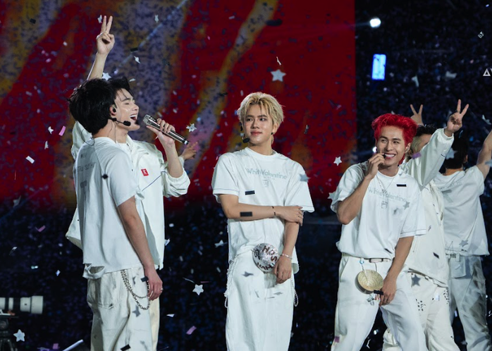 D&agrave;n anh trai "say hi" l&agrave;m n&ecirc;n khoảnh khắc tự h&agrave;o với l&aacute; cờ đỏ sao v&agrave;ng - Ảnh 3.